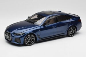 BMW i4 M50 G26 Portimao Blue Minichamps 1:18 110023012 Metaal