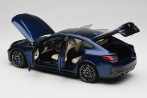 BMW i4 M50 G26 Portimao Blue Minichamps 1:18 110023012 Metaal — afbeelding 5 van 8
