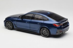BMW i4 M50 G26 Portimao Blue Minichamps 1:18 110023012 Metaal — afbeelding 7 van 8