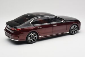 BMW i7 G70 Black & Red Metallic Minichamps 1:18 110023201 Metaal — afbeelding 3 van 8