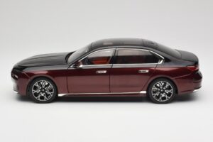 BMW i7 G70 Black & Red Metallic Minichamps 1:18 110023201 Metaal — afbeelding 4 van 8