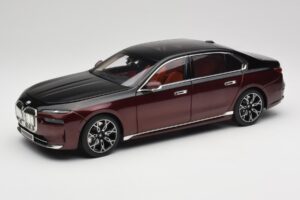 BMW i7 G70 Black & Red Metallic Minichamps 1:18 110023201 Metaal