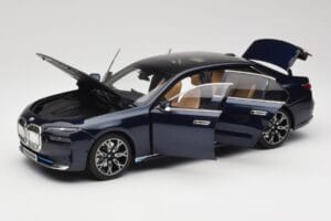 BMW i7 G70 Blue Metallic Minichamps 1:18 110023202 Metaal — afbeelding 2 van 8