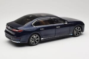 BMW i7 G70 Blue Metallic Minichamps 1:18 110023202 Metaal — afbeelding 3 van 8