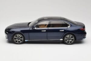 BMW i7 G70 Blue Metallic Minichamps 1:18 110023202 Metaal — afbeelding 4 van 8
