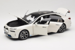 BMW i7 G70 White Metallic Minichamps 1:18 110023200 Metaal — afbeelding 2 van 8