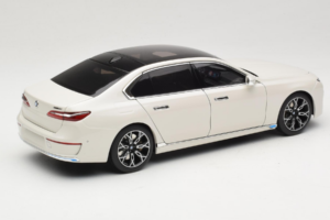 BMW i7 G70 White Metallic Minichamps 1:18 110023200 Metaal — afbeelding 3 van 8