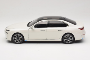 BMW i7 G70 White Metallic Minichamps 1:18 110023200 Metaal — afbeelding 4 van 8