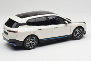 BMW iX Alpine White Minichamps 1:18 110023102 Metaal — afbeelding 3 van 8