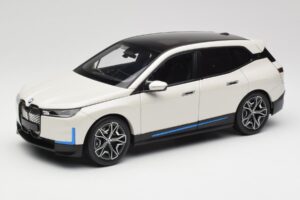 BMW iX Alpine White Minichamps 1:18 110023102 Metaal