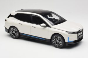 BMW iX Alpine White Minichamps 1:18 110023102 Metaal — afbeelding 6 van 8