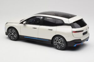 BMW iX Alpine White Minichamps 1:18 110023102 Metaal — afbeelding 7 van 8