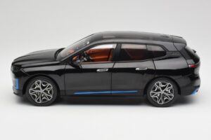BMW iX Sapphire Black Minichamps 1:18 110023101 Metaal — afbeelding 4 van 8