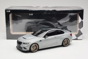 BMW M2 CS F87 Zilver met gouden velgen Minichamps 1:18 155021028 Metaal — afbeelding 6 van 6