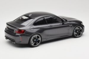 BMW M2 F87 Grey Metallic Minichamps 1:18 155026102 Metaal — afbeelding 2 van 6