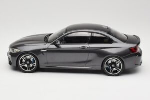 BMW M2 F87 Grey Metallic Minichamps 1:18 155026102 Metaal — afbeelding 3 van 6