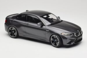 BMW M2 F87 Grey Metallic Minichamps 1:18 155026102 Metaal — afbeelding 4 van 6