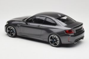 BMW M2 F87 Grey Metallic Minichamps 1:18 155026102 Metaal — afbeelding 5 van 6