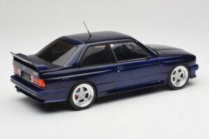 BMW M3 E30 Macau Blue IXO 1:18 18CMC122 Metaal — afbeelding 2 van 6