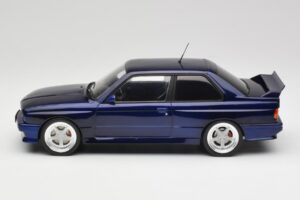 BMW M3 E30 Macau Blue IXO 1:18 18CMC122 Metaal — afbeelding 3 van 6