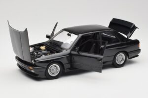 BMW M3 E30 Black Metallic Minichamps 1:18 180020306 Metaal — afbeelding 2 van 8