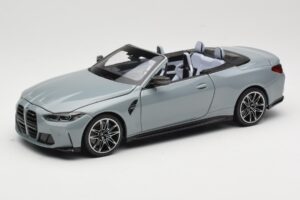 BMW M4 G83 Cabriolet Grey Metallic Minichamps 1:18 110021032 Metaal