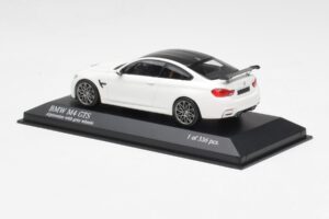 BMW M4 GTS F82 Wit Met Grijze Velgen Minichamps 1:43 410025221 Metaal — afbeelding 3 van 4