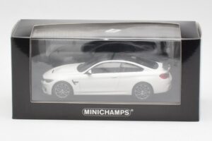 BMW M4 GTS F82 Wit Met Grijze Velgen Minichamps 1:43 410025221 Metaal — afbeelding 4 van 4
