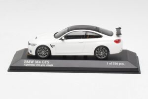 BMW M4 GTS F82 Wit Met Grijze Velgen Minichamps 1:43 410025221 Metaal