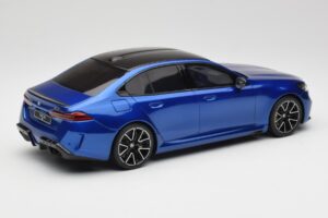 BMW M5 G90 Marina Bay Blue Metallic GT Spirit 1:18 GT507 Hars — afbeelding 2 van 6