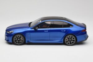 BMW M5 G90 Marina Bay Blue Metallic GT Spirit 1:18 GT507 Hars — afbeelding 3 van 6