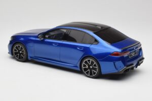 BMW M5 G90 Marina Bay Blue Metallic GT Spirit 1:18 GT507 Hars — afbeelding 5 van 6