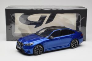 BMW M5 G90 Marina Bay Blue Metallic GT Spirit 1:18 GT507 Hars — afbeelding 6 van 6