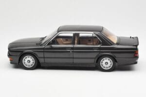 BMW M535i E28 Diamond Zwart AUTOart 1:18 75162 Metaal — afbeelding 4 van 8