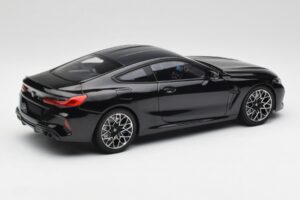 BMW M8 F92 Saffier Zwart Minichamps 1:18 110029021 Metaal — afbeelding 3 van 8