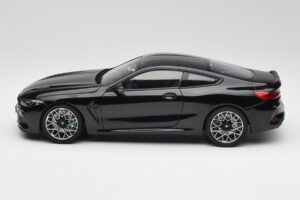 BMW M8 F92 Saffier Zwart Minichamps 1:18 110029021 Metaal — afbeelding 4 van 8