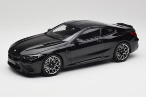 BMW M8 F92 Saffier Zwart Minichamps 1:18 110029021 Metaal
