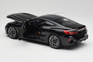 BMW M8 F92 Saffier Zwart Minichamps 1:18 110029021 Metaal — afbeelding 5 van 8