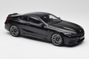 BMW M8 F92 Saffier Zwart Minichamps 1:18 110029021 Metaal — afbeelding 6 van 8