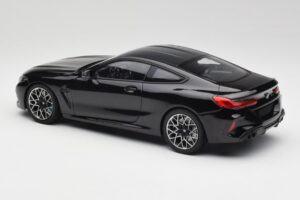 BMW M8 F92 Saffier Zwart Minichamps 1:18 110029021 Metaal — afbeelding 7 van 8