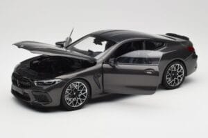 BMW M8 F92 Grey Metallic Minichamps 1:18 110029022 Metaal — afbeelding 2 van 8