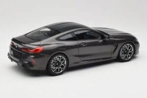 BMW M8 F92 Grey Metallic Minichamps 1:18 110029022 Metaal — afbeelding 3 van 8