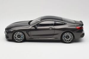 BMW M8 F92 Grey Metallic Minichamps 1:18 110029022 Metaal — afbeelding 4 van 8