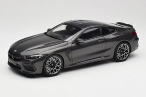 BMW M8 F92 Grey Metallic Minichamps 1:18 110029022 Metaal