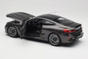 BMW M8 F92 Grey Metallic Minichamps 1:18 110029022 Metaal — afbeelding 5 van 8