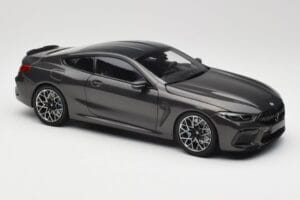 BMW M8 F92 Grey Metallic Minichamps 1:18 110029022 Metaal — afbeelding 6 van 8