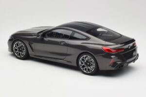 BMW M8 F92 Grey Metallic Minichamps 1:18 110029022 Metaal — afbeelding 7 van 8