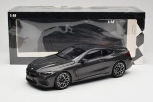BMW M8 F92 Grey Metallic Minichamps 1:18 110029022 Metaal — afbeelding 8 van 8