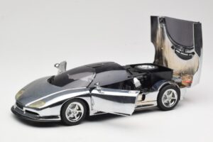 BMW Nazca M12 Chrome Silver Revell 1:18 08916 Metaal — afbeelding 2 van 8