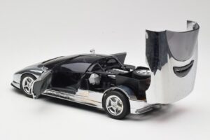 BMW Nazca M12 Chrome Silver Revell 1:18 08916 Metaal — afbeelding 5 van 8